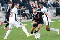 Dieses Mal ganz vorne eingesetzt: Tamer Tuncer (M.). Fußball Mittelrheinliga: FC Teutonia Weiden (in Schwarz)) gegen Frechen 20; 
